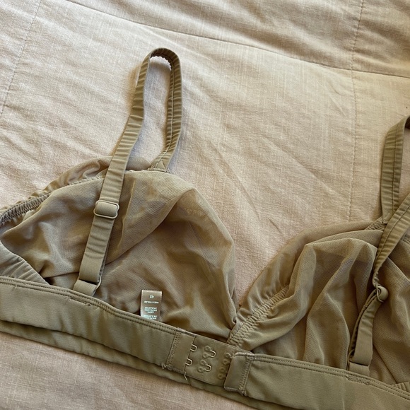 SKIMS mesh crossover bralette with adjustable straps and back - Picture 3 of 3